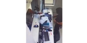 VIDEO Caserta,  punta coltello alla gola del dipendente di un centro analisi