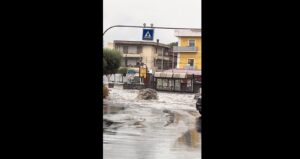 VIDEO - Scafati Tombino esplode dopo temporale