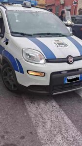 VIDEO Auto della Polizia locale di Casalnuovo utilizzata come taxi