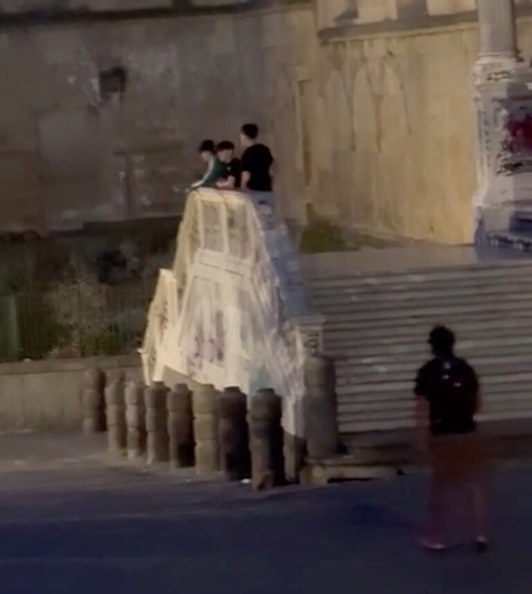 VIDEO Napoli, spaventano i turisti facendo scoppiare petardi all’ esterno di Santa Chiara