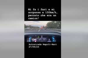VIDEO Follia sulla Napoli-Bari: camion si lancia a 150 km/h sorpassando tutti e sfiorando le barriere di protezione