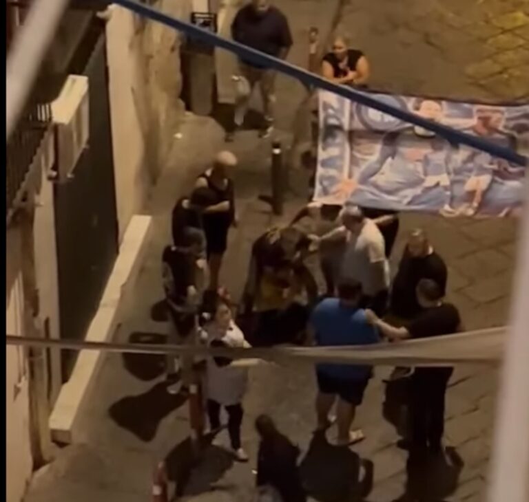 VIDEO Napoli, ladro catturato dagli abitanti in via Egiziaca viene picchiato e rilasciato