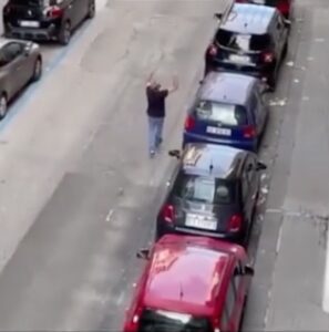 VIDEO Napoli, parcheggiatore abusivo minaccia residente: “T'appiccio' a macchina”