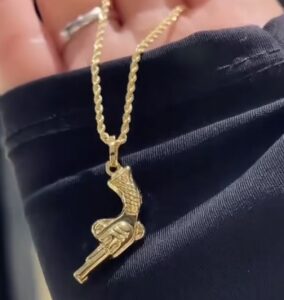 VIDEO Napoli, gioielleria pubblicizza pendenti in oro a forma di pistola come regalo ai battesimi